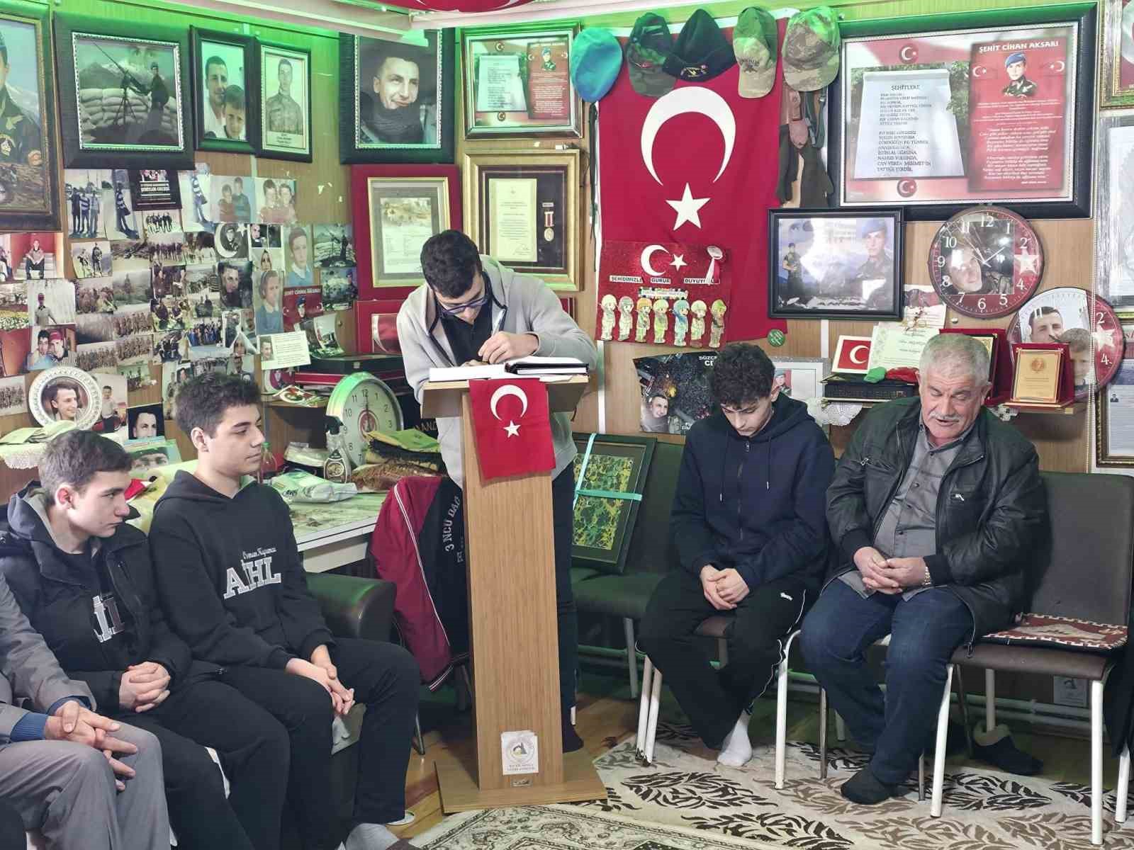 Gençler bayram öncesi şehit ailelerini ziyaret etti
