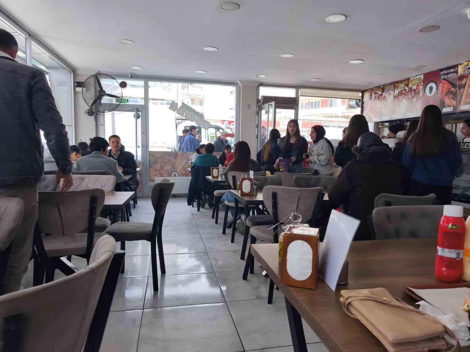 Gençler bilgileriyle umre için yarıştı
