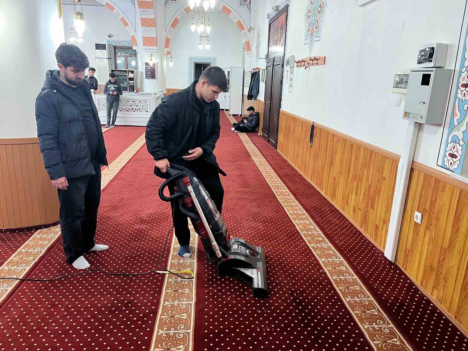 Gençler Fetih Camiini baştan aşağı temizledi
