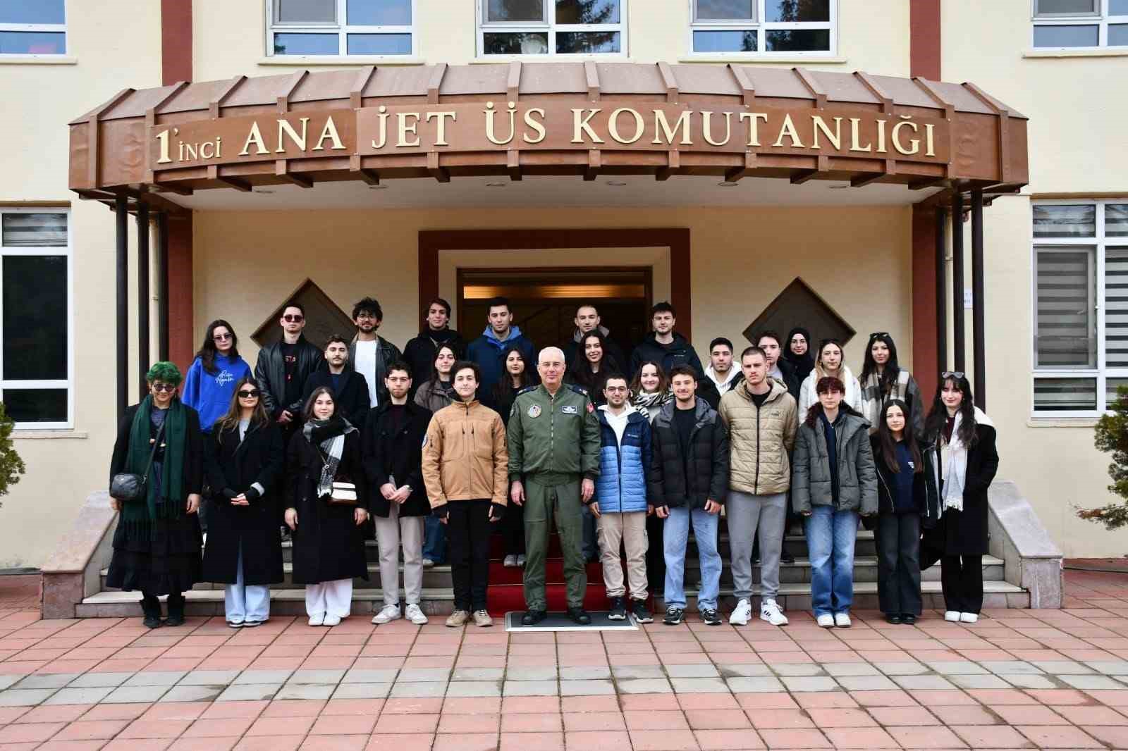 Gençler kışlada Mehmetçikle omuz omuza bir gün geçirdi
