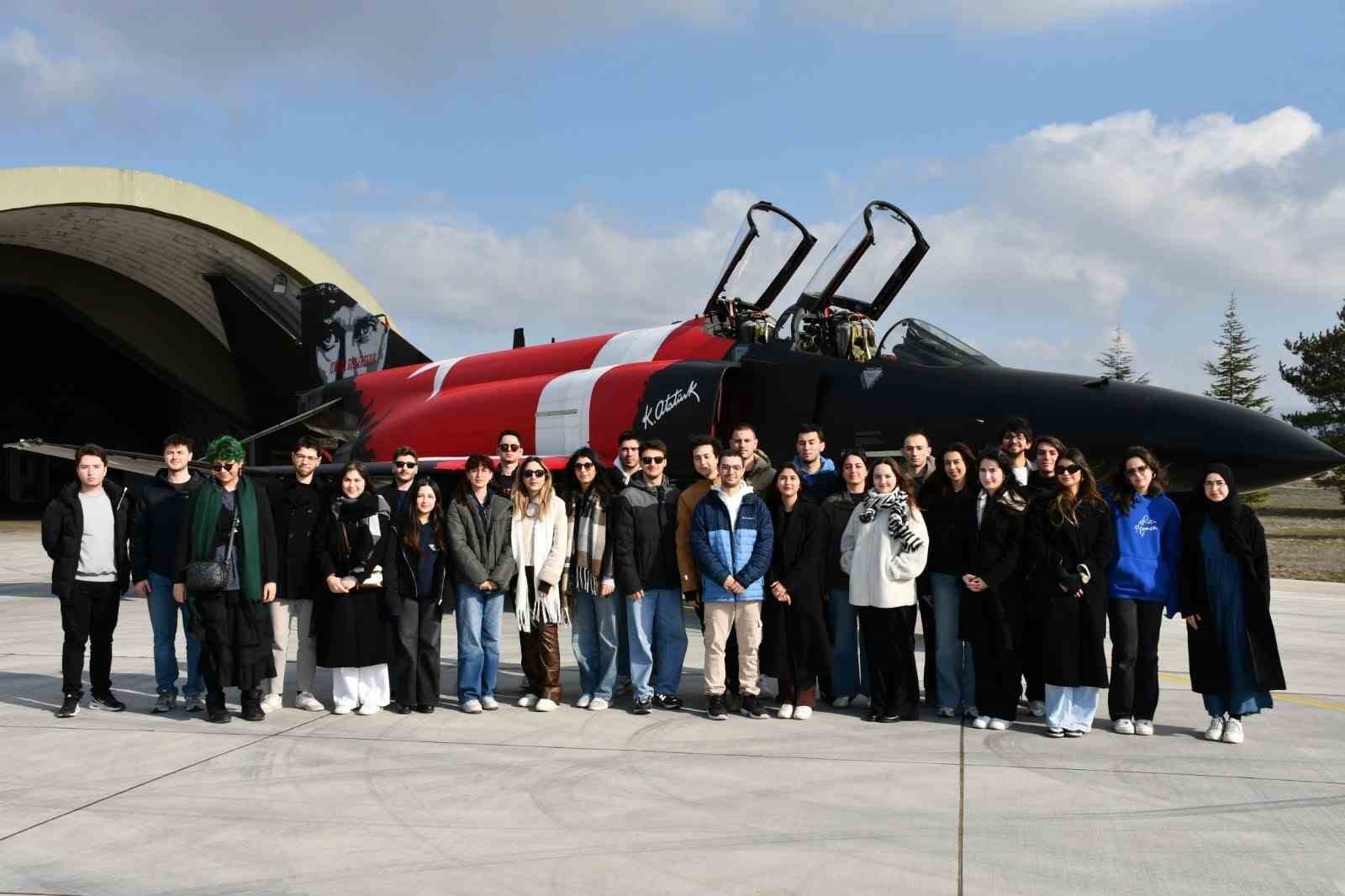 Gençler kışlada Mehmetçikle omuz omuza bir gün geçirdi
