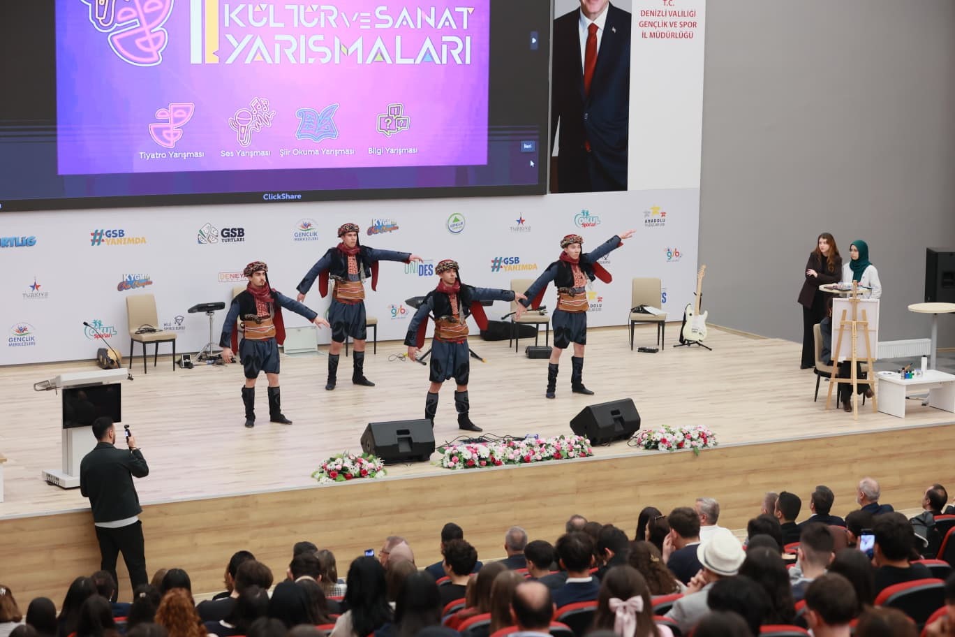 Gençler kültür sanat yarışmalarında sahnede boy gösterdi
