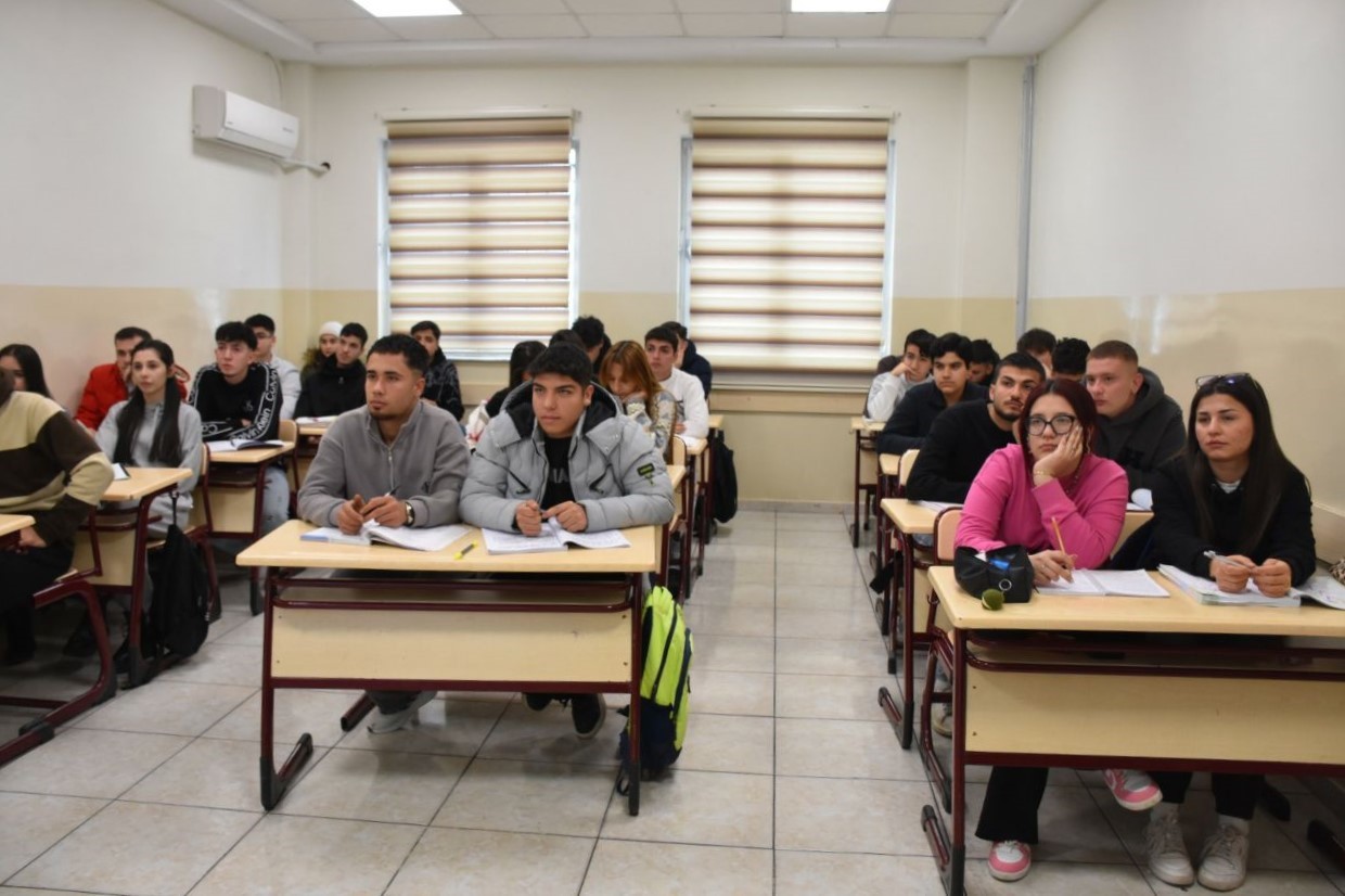 Gençler üniversite hayallerine ücretsiz kavuşuyor
