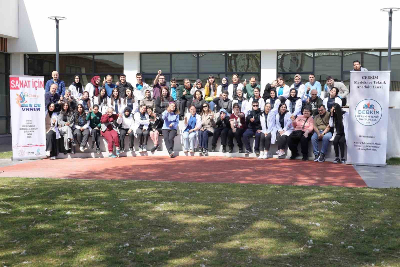 Gençler ve özel bireyler sakız kokulu kolonya üretti
