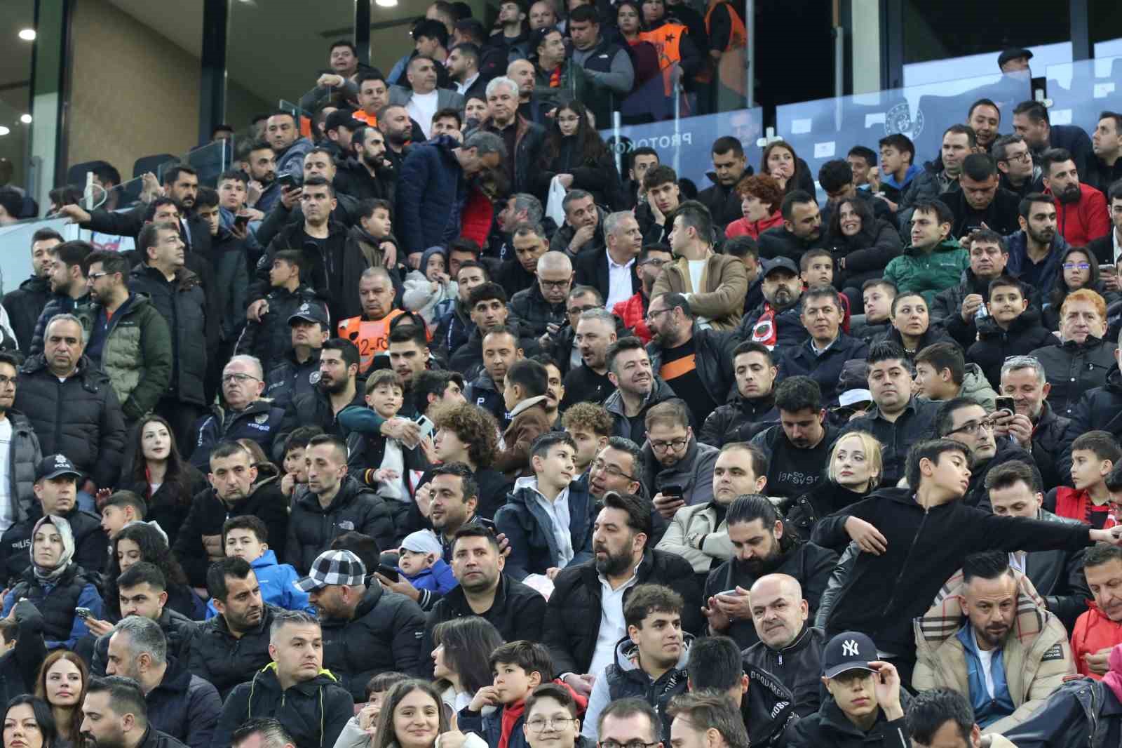 Gençlerbirliği - Galatasaray maçında VIP tribünde izdiham
