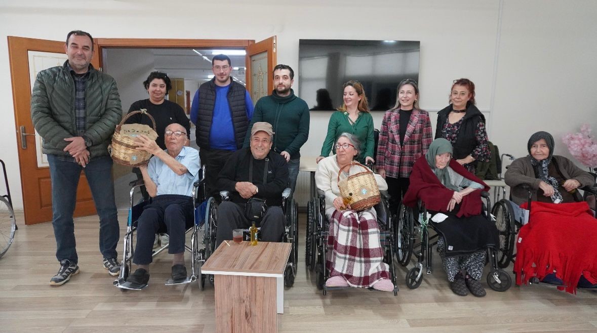 Gençlerden anlamlı ziyaret
