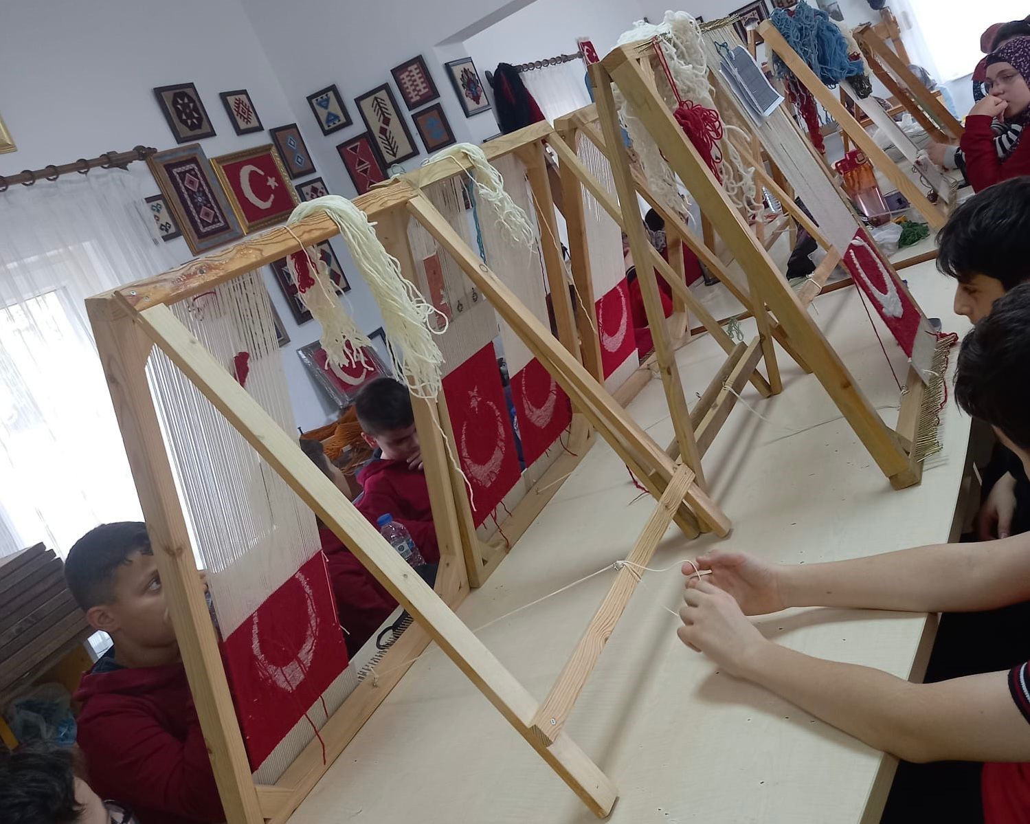 Gençlerden Türk Bayrağı’na ’Türk Düğümü’ ile ilmek
