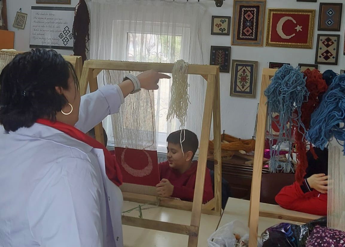 Gençlerden Türk Bayrağı’na ’Türk Düğümü’ ile ilmek
