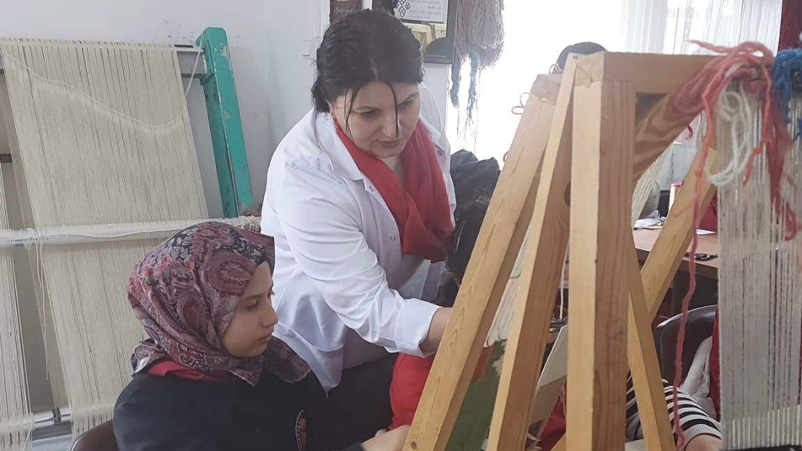 Gençlerden Türk Bayrağı’na ’Türk Düğümü’ ile ilmek
