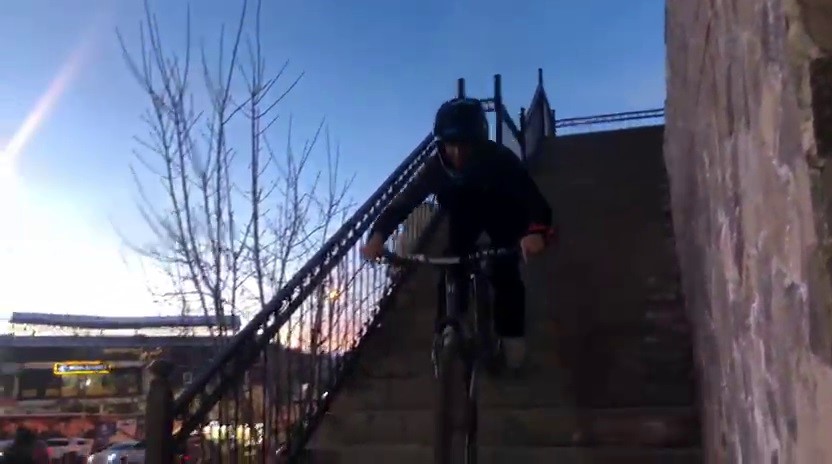 Gençlerin bisikletle merdivenler üzerindeki gösterisi nefes kesti
