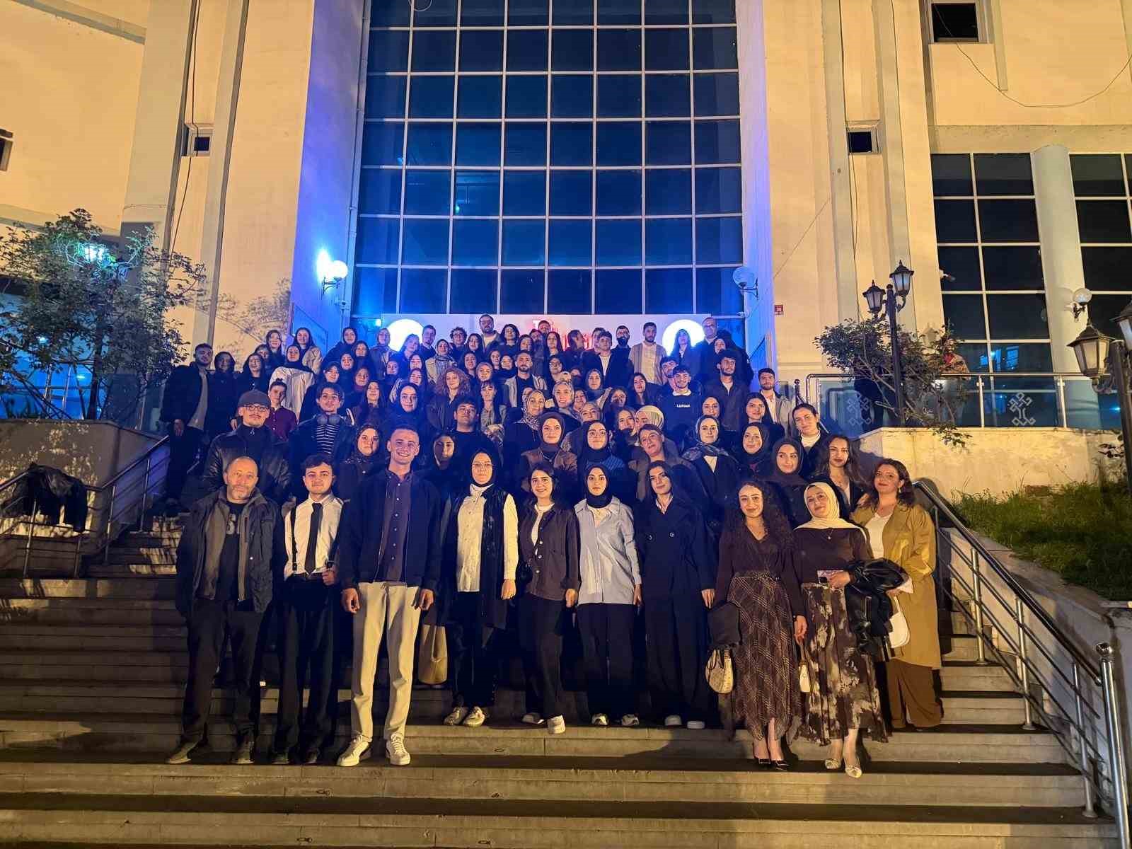 Gençlerin daveti karşılık buldu: Erzurum DT "Yalancının Mumu"nu üniversiteli gençlerle buluşturdu
