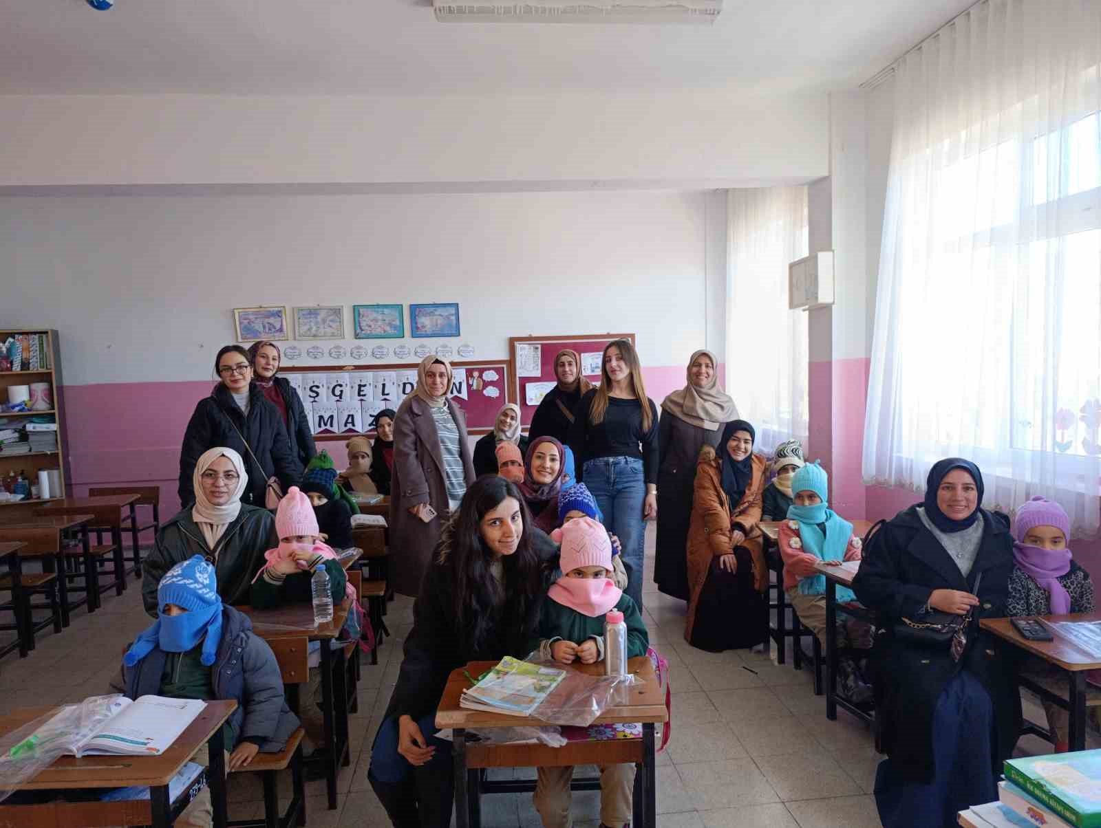 Gençlerin el emeğiyle hazırladığı hediyeler, minik yürekleri ısıttı
