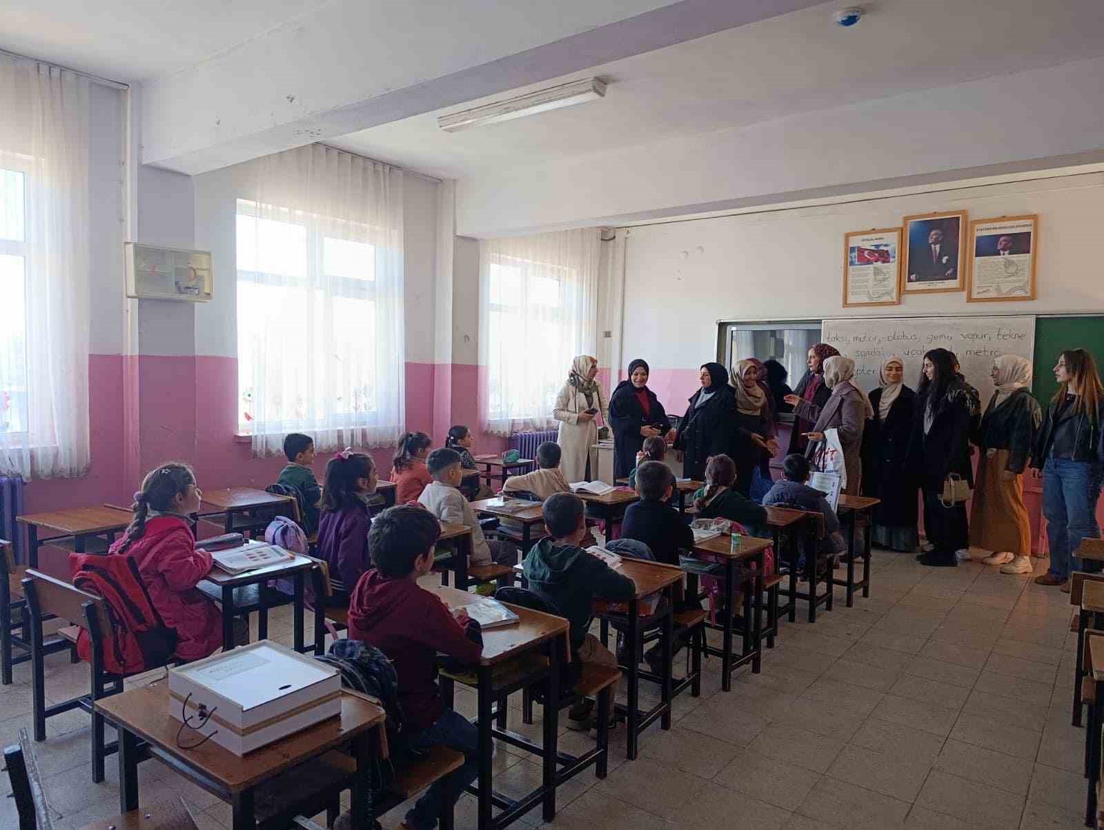 Gençlerin el emeğiyle hazırladığı hediyeler, minik yürekleri ısıttı
