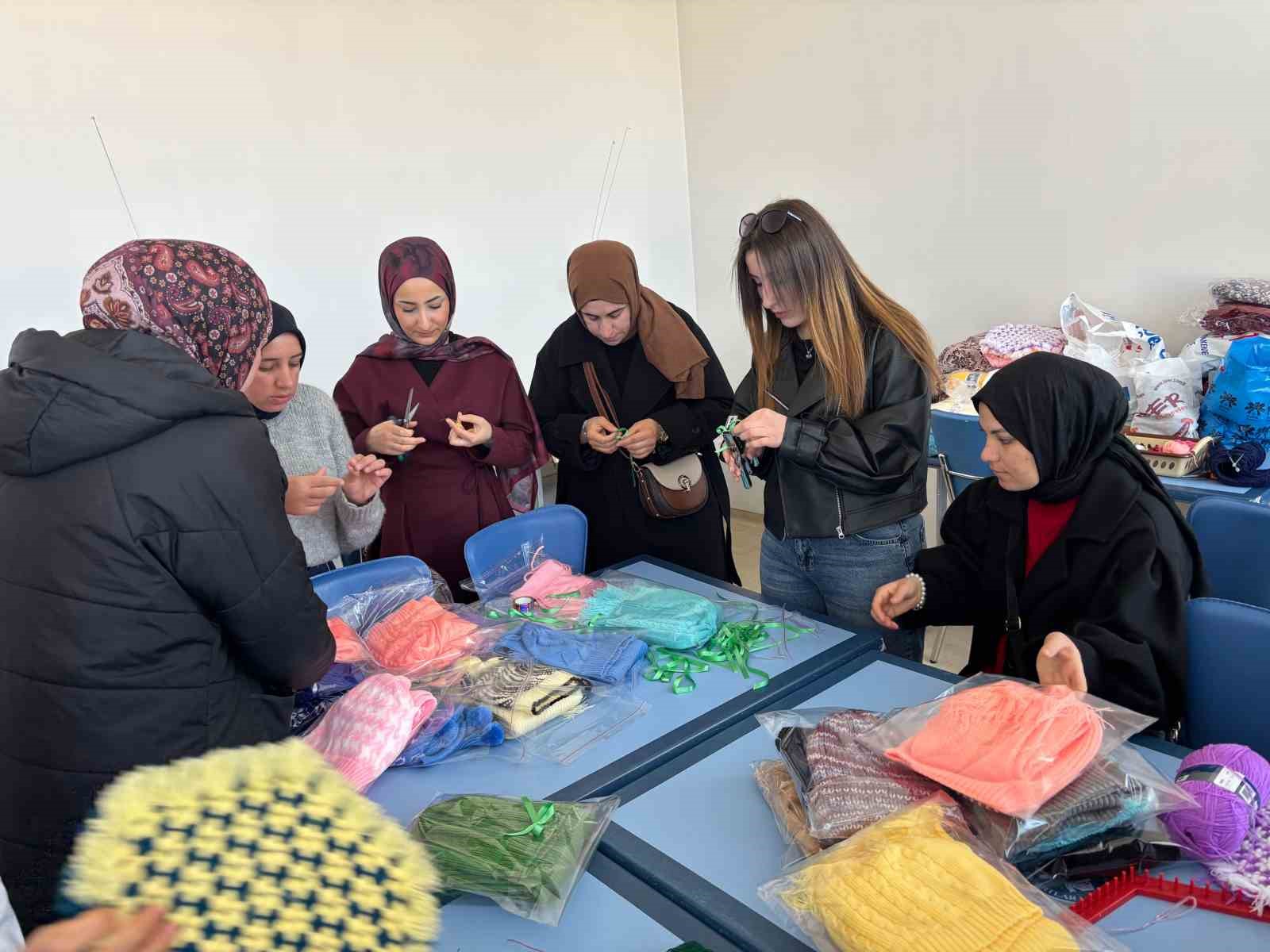 Gençlerin el emeğiyle hazırladığı hediyeler, minik yürekleri ısıttı
