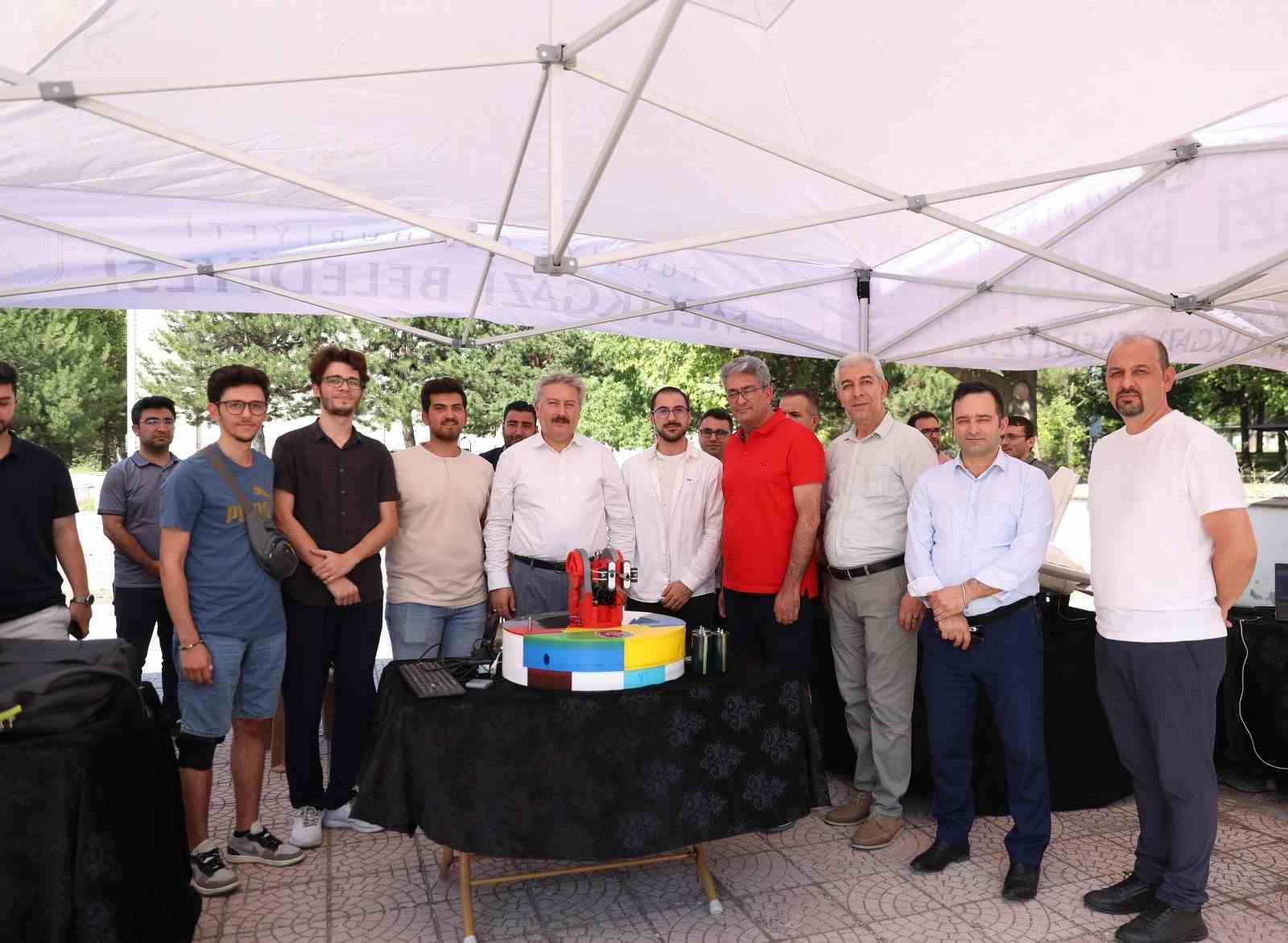 Gençlerin geleceği Melikgazi’nin destekleriyle yükseliyor
Gençlerin geleceği Melikgazi’nin destekleriyle yükseliyor