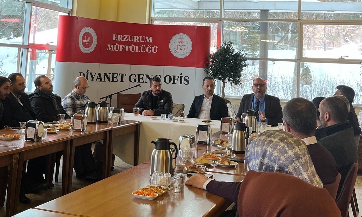 Gençliğin manevi rehberleri "Genç Ofis"te buluştu
