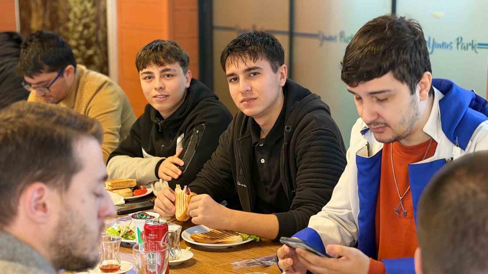 Gençlik Kafe gençlerin buluşma noktası oldu
Gençlik Kafe gençlerin buluşma noktası oldu