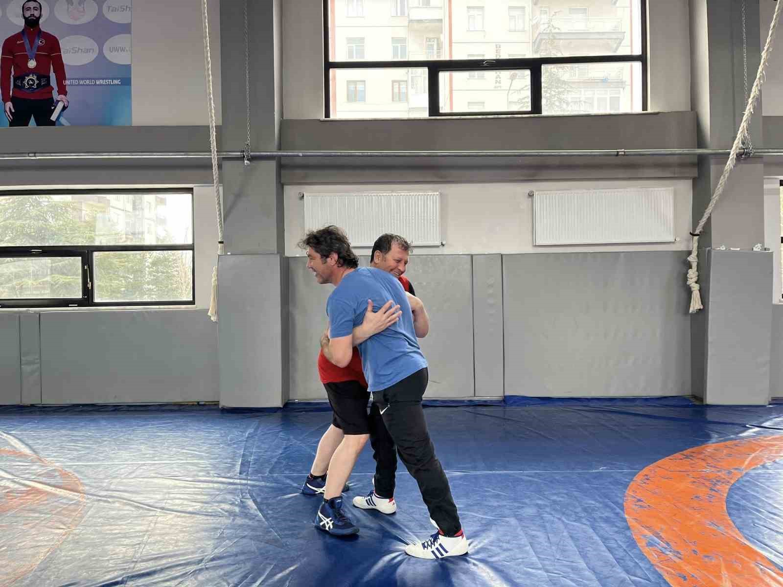 Gençlik ve Spor İl Müdürü Kabakcı güreşçilerle mindere çıktı
