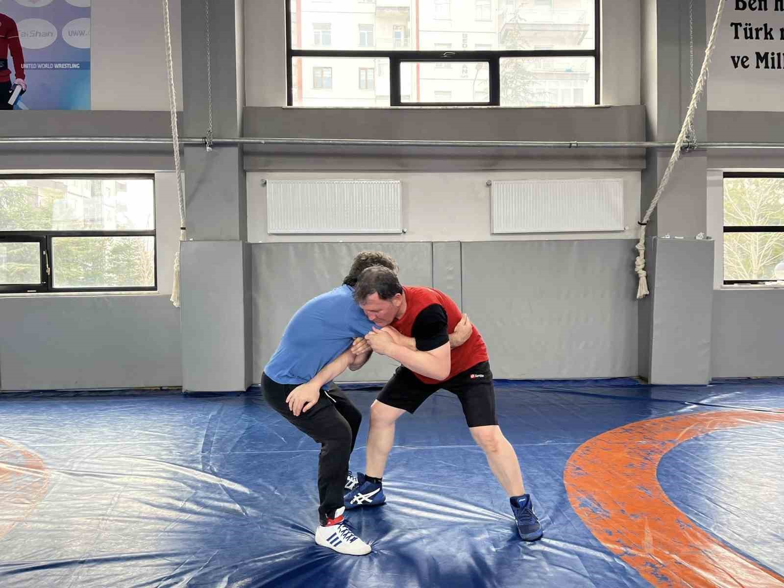 Gençlik ve Spor İl Müdürü Kabakcı güreşçilerle mindere çıktı
