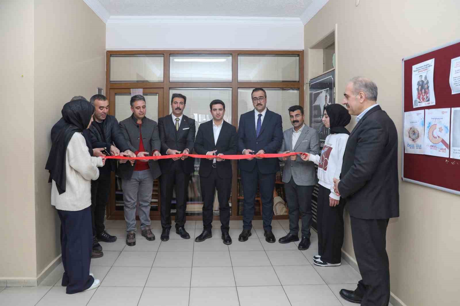 Genç’te öğrenciler için modern ve donanımlı kütüphane hizmete açıldı
