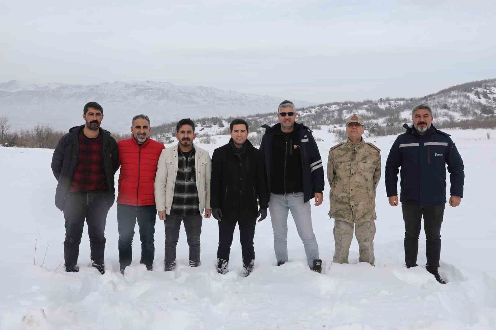 Genç’te yaban hayvanları için doğaya yem bırakıldı
