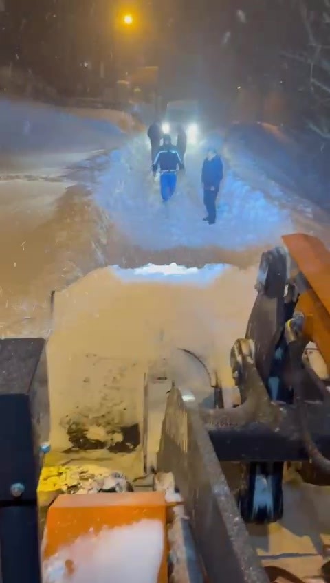 Gercüş’te araçlarıyla yolda mahsur kalan 10 işçi kurtarıldı
