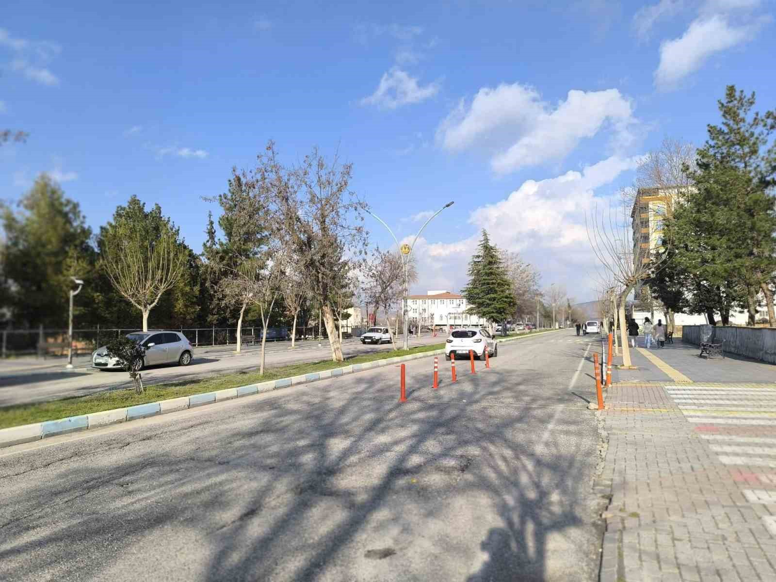 Gercüş’te bulvar işgali: Kaldırılmayan eğitim dubaları trafiği esir aldı
Gercüş’te bulvar işgali: Kaldırılmayan eğitim dubaları trafiği esir aldı