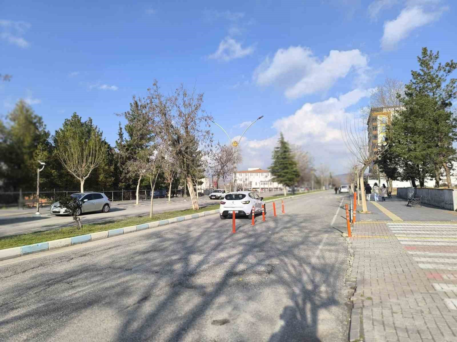 Gercüş’te bulvar işgali: Kaldırılmayan eğitim dubaları trafiği esir aldı
Gercüş’te bulvar işgali: Kaldırılmayan eğitim dubaları trafiği esir aldı