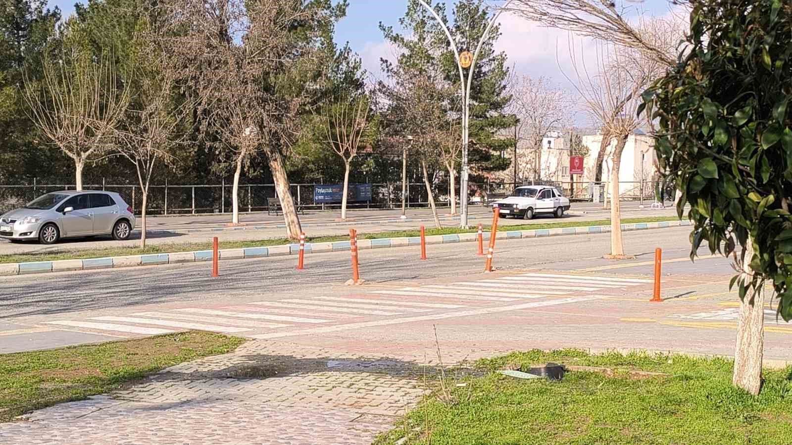 Gercüş’te bulvar işgali: Kaldırılmayan eğitim dubaları trafiği esir aldı
Gercüş’te bulvar işgali: Kaldırılmayan eğitim dubaları trafiği esir aldı