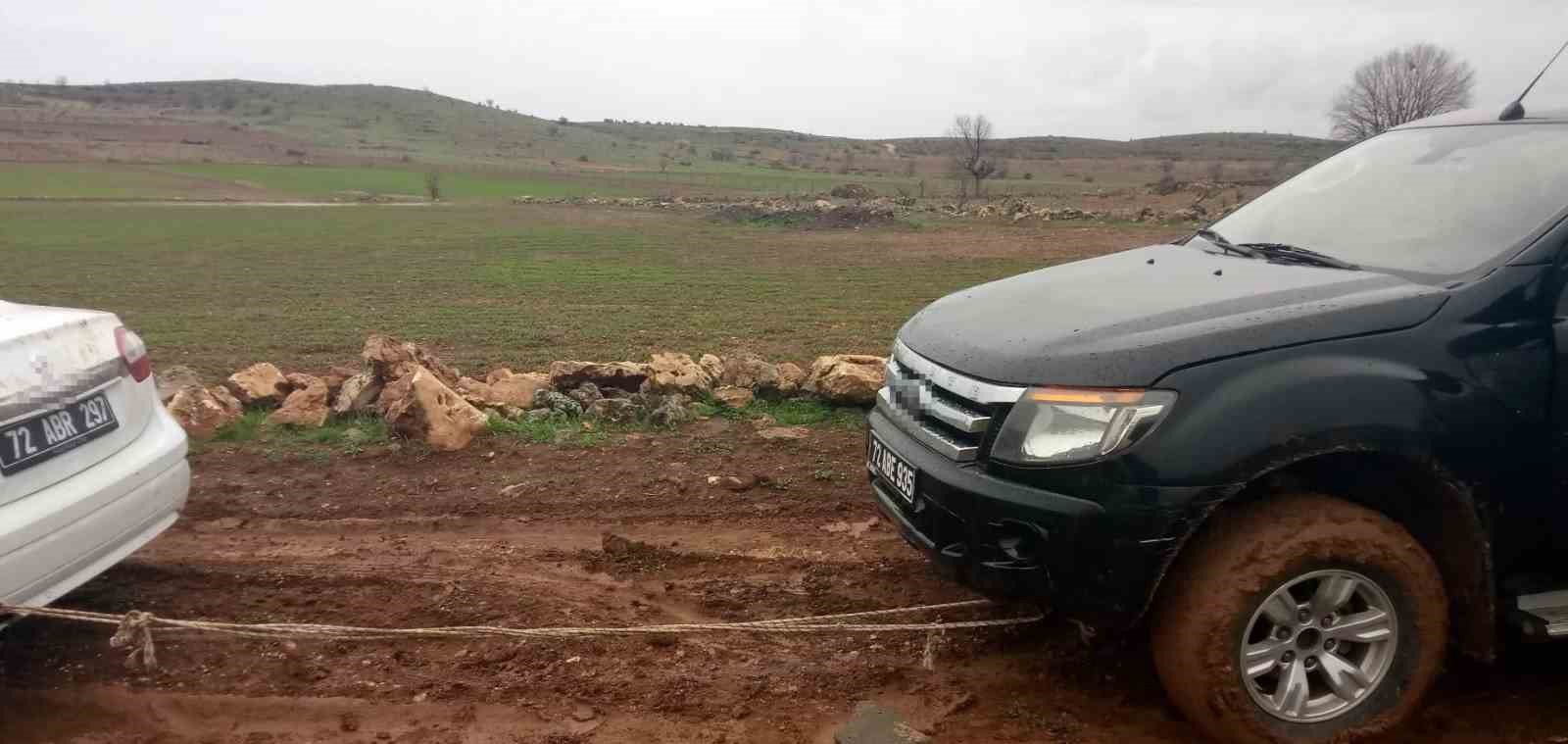Gercüş’te çamura saplanan aracın imdadına Özel İdare ekipleri yetişti
