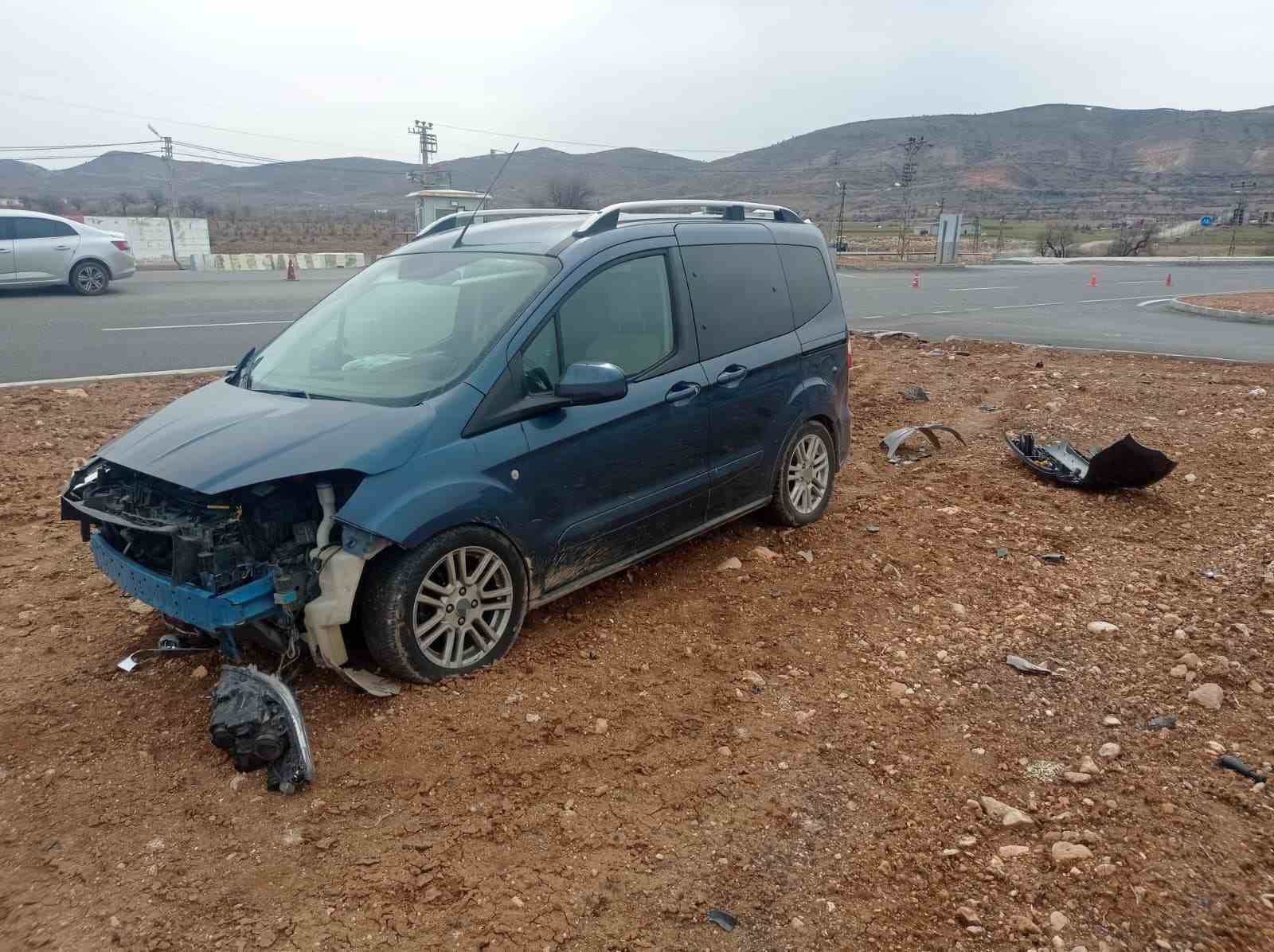 Gercüş’te çarpışan araçlardan burunları bile kanamadan kurtuldular
