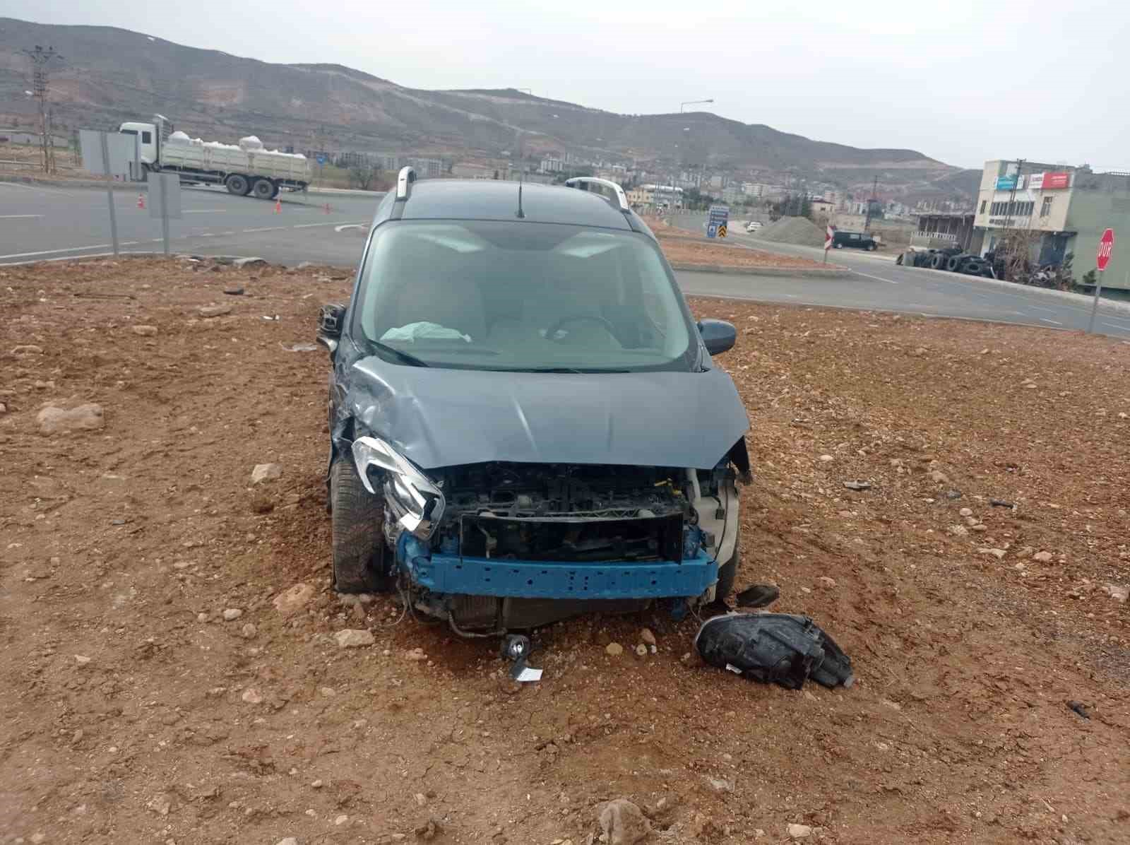 Gercüş’te çarpışan araçlardan burunları bile kanamadan kurtuldular
