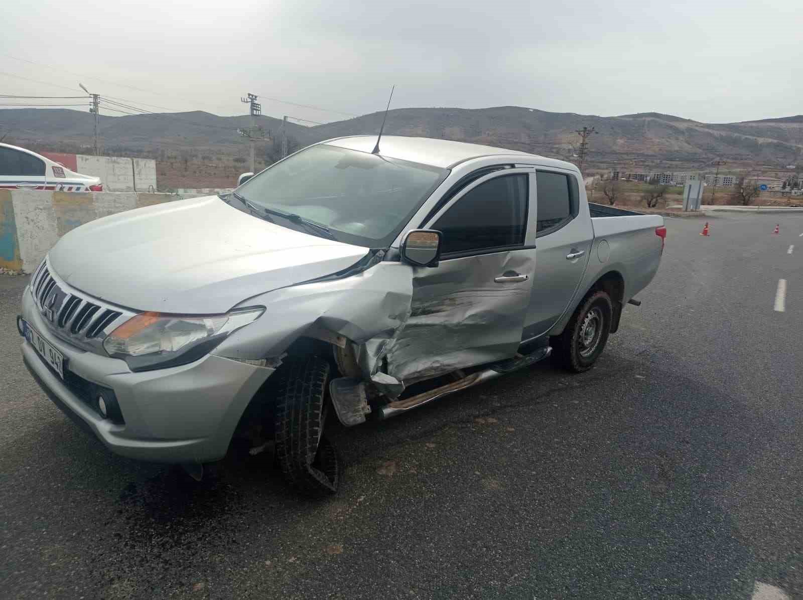 Gercüş’te çarpışan araçlardan burunları bile kanamadan kurtuldular
