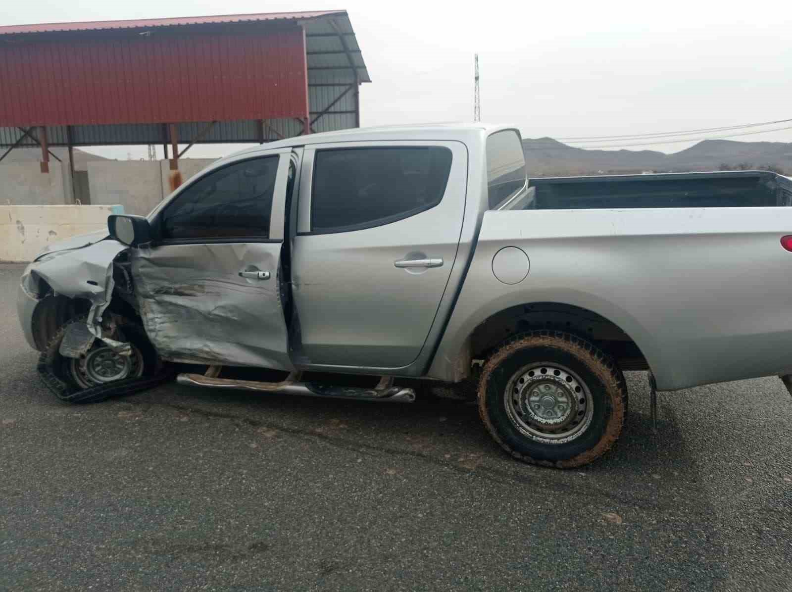 Gercüş’te çarpışan araçlardan burunları bile kanamadan kurtuldular
