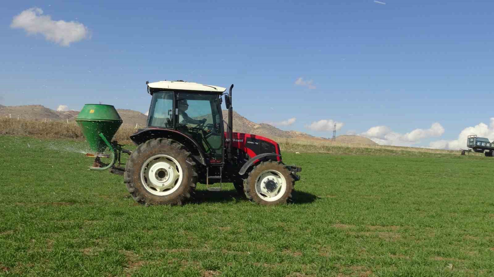 Gercüş’te çiftçilerin bahar mesaisi başladı: Tarlalar gübreyle buluşuyor
