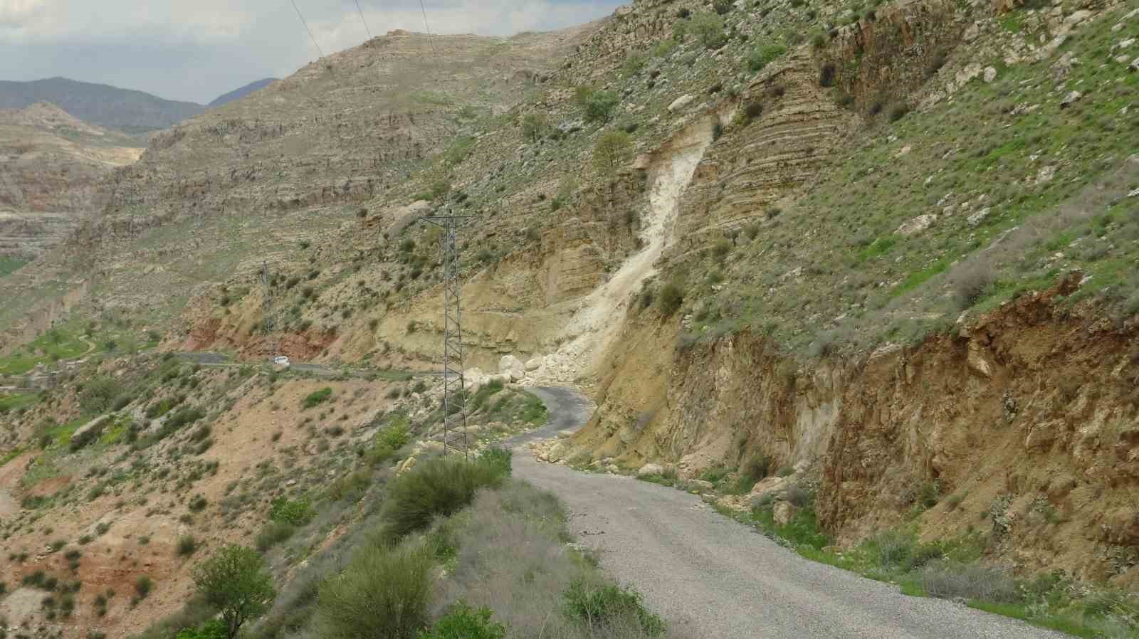 Gercüş’te dev kayalar yolu kapattı
