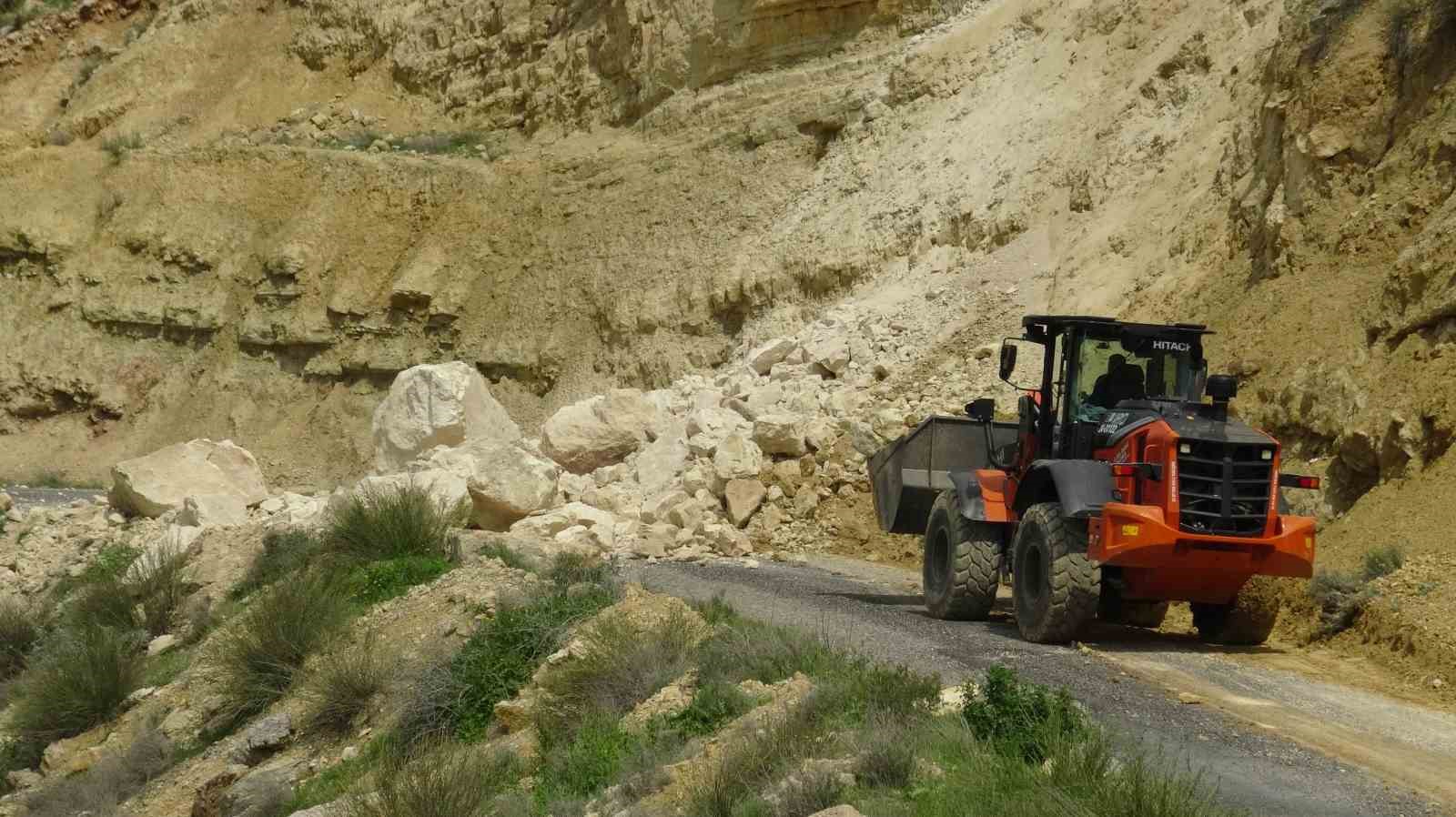 Gercüş’te dev kayalar yolu kapattı
