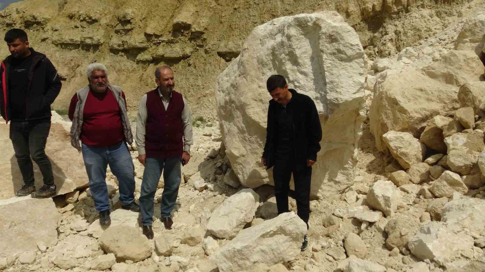 Gercüş’te dev kayalar yolu kapattı
