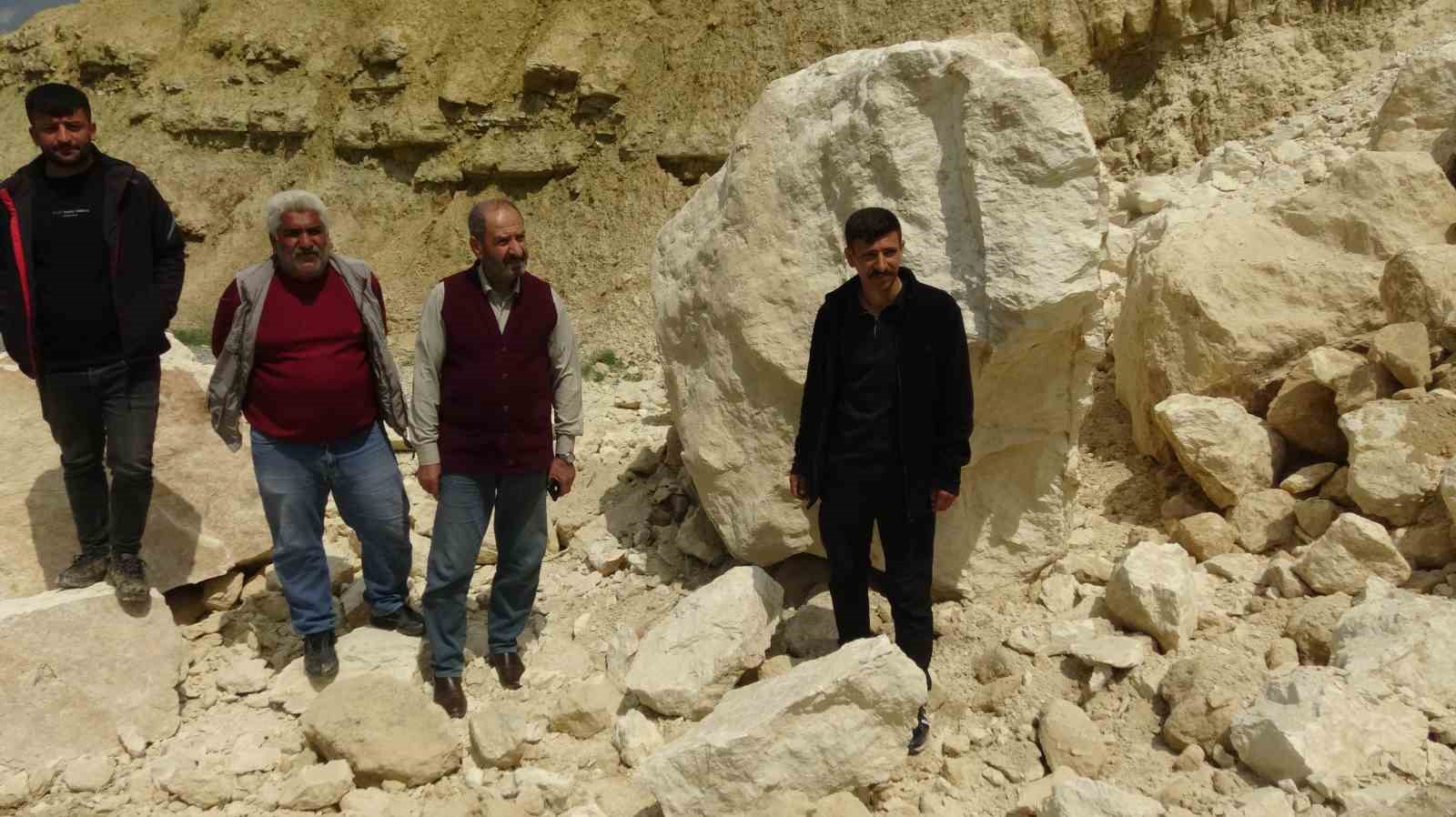 Gercüş’te dev kayalar yolu kapattı
