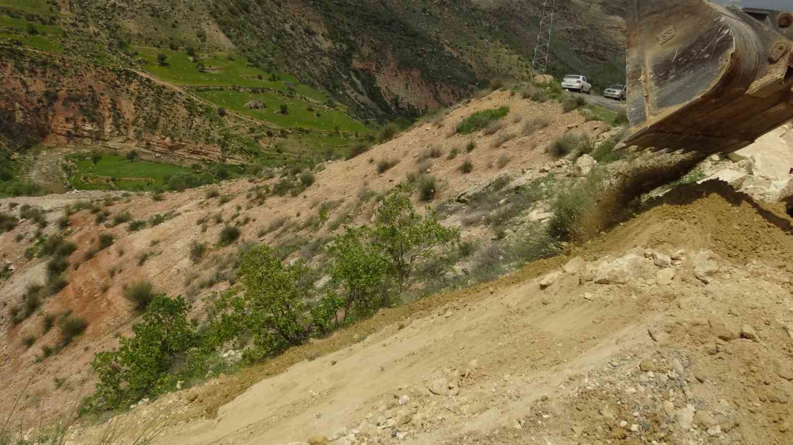 Gercüş’te dev kayalar yolu kapattı
