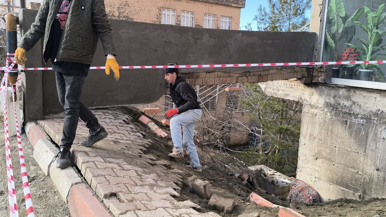 Gercüş’te facianın eşiğinden dönüldü: 12 katlı binanın merdiveni çöktü
