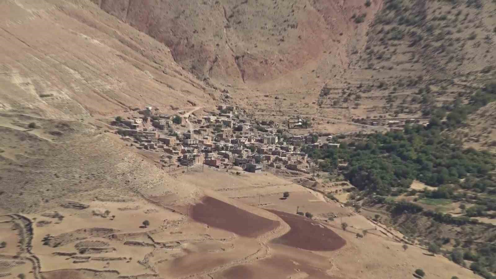 Gercüş’te facianın eşiğinden dönüldü: Dev kaya elektrik direğine çarparak durabildi
