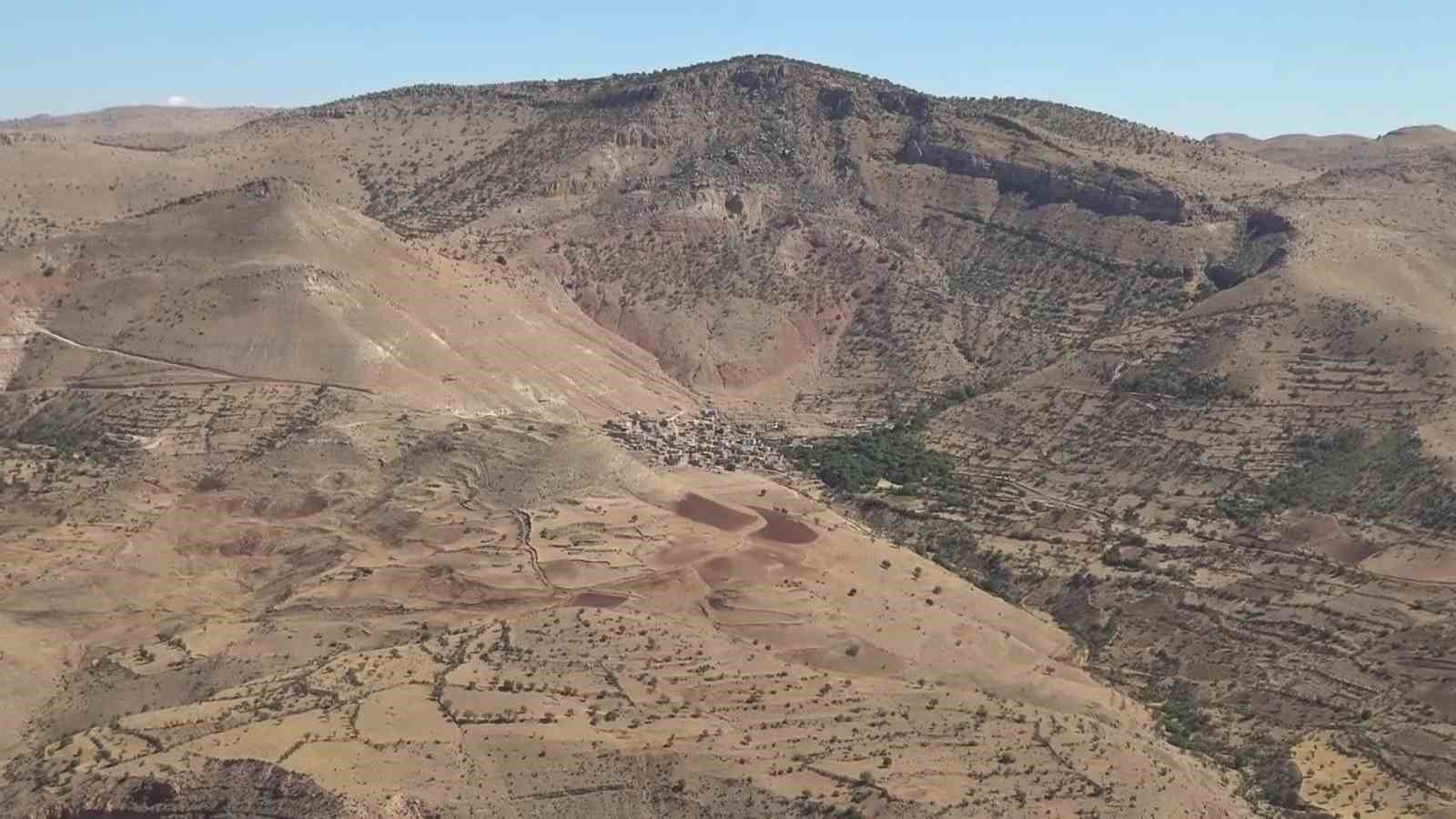 Gercüş’te facianın eşiğinden dönüldü: Dev kaya elektrik direğine çarparak durabildi
