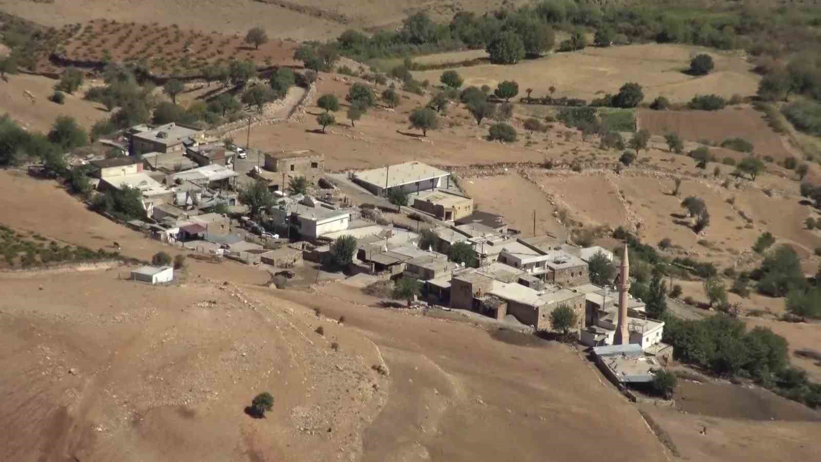 Gercüş’te facianın eşiğinden dönüldü: Dev kaya elektrik direğine çarparak durabildi
