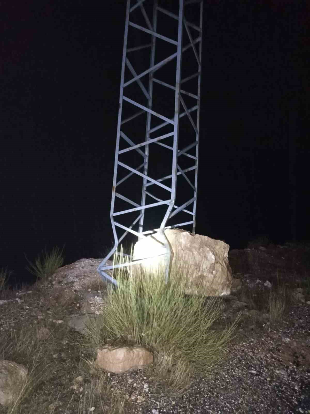 Gercüş’te facianın eşiğinden dönüldü: Dev kaya elektrik direğine çarparak durabildi
