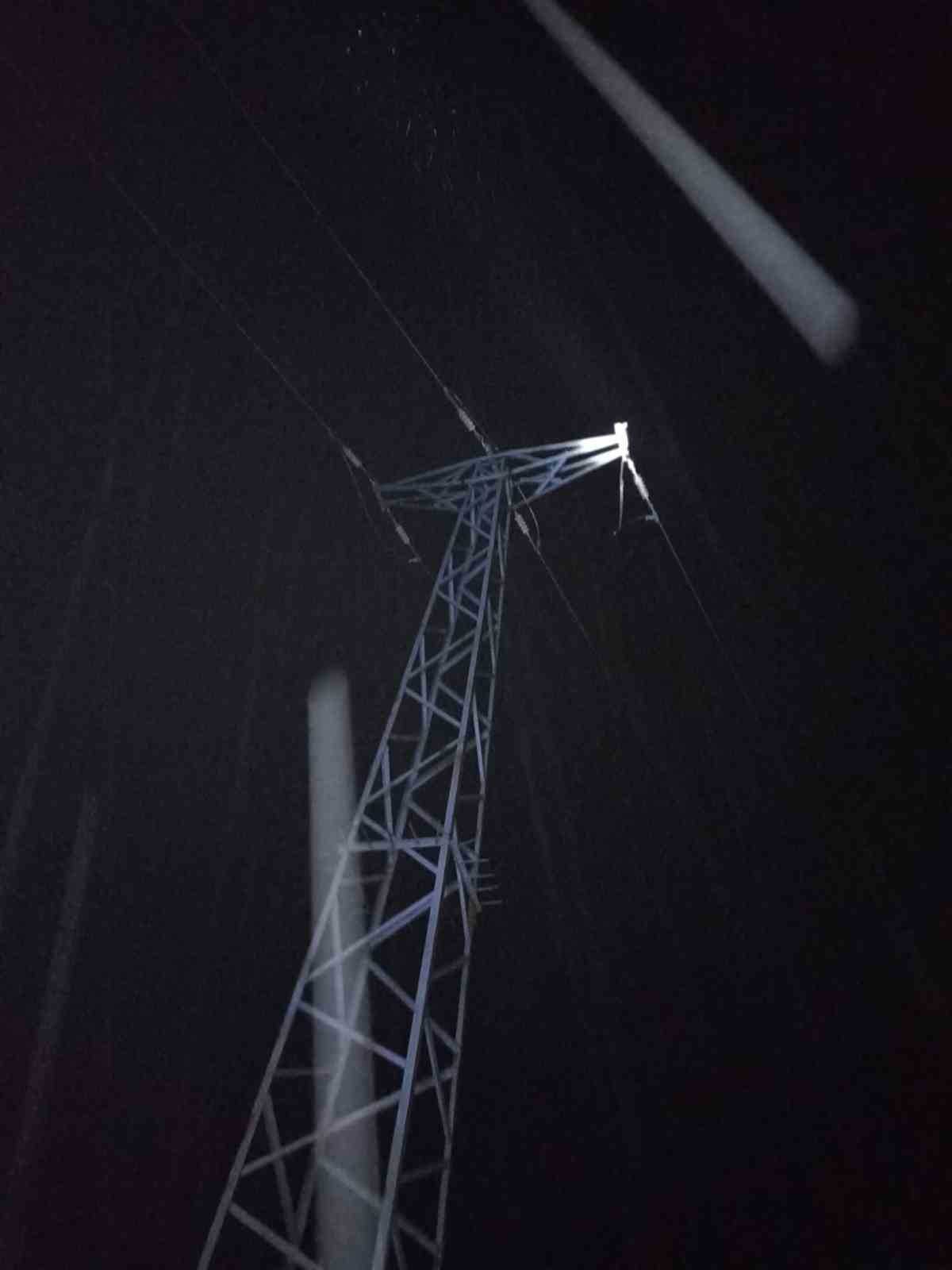 Gercüş’te facianın eşiğinden dönüldü: Dev kaya elektrik direğine çarparak durabildi
