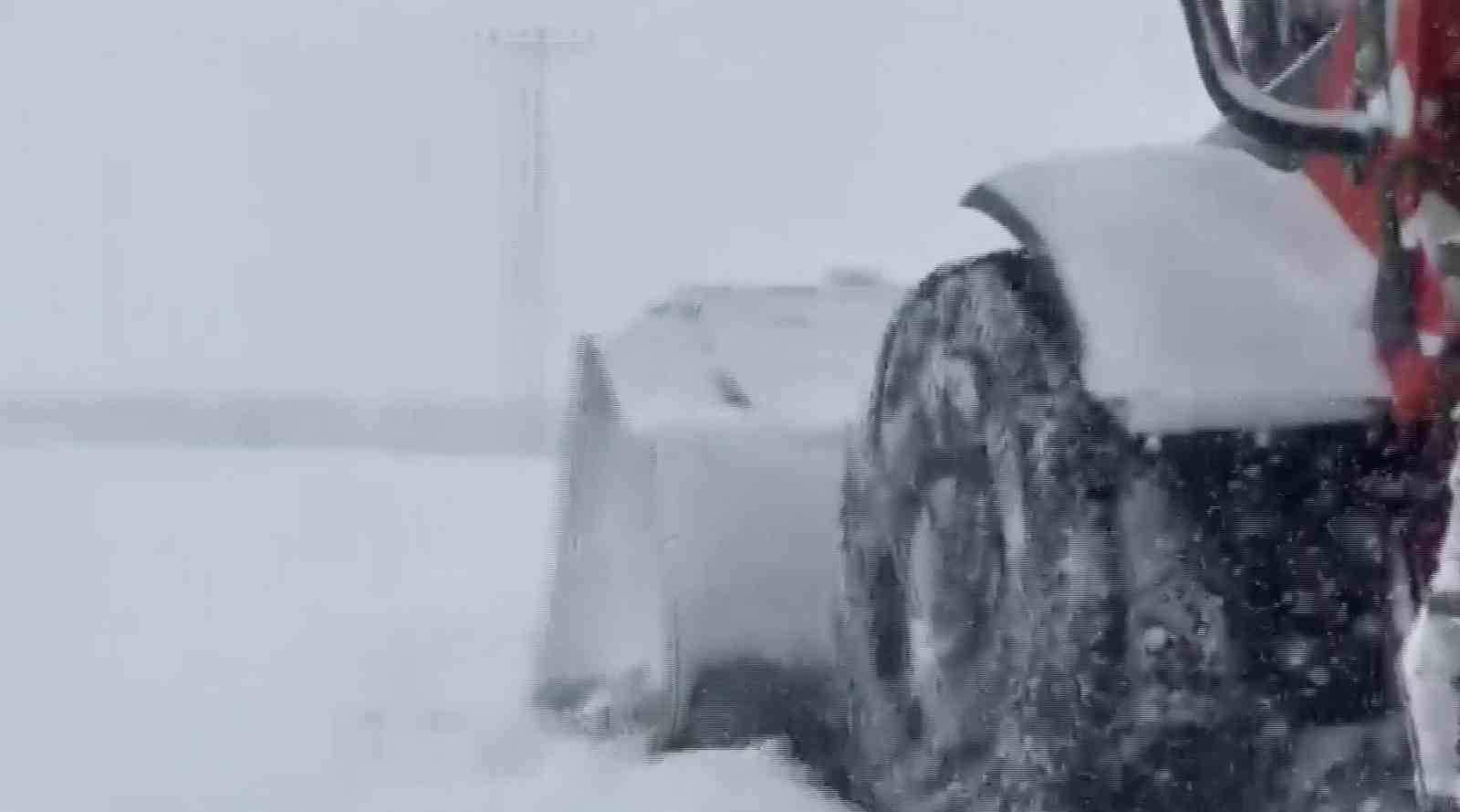 Gercüş’te hastalar için yollar küreklerle açıldı
Gercüş’te hastalar için yollar küreklerle açıldı