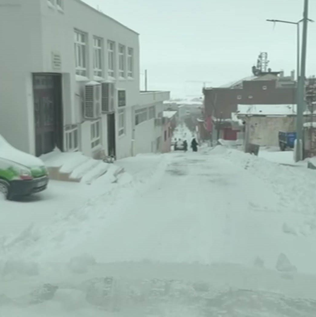 Gercüş’te hastalar için yollar küreklerle açıldı
Gercüş’te hastalar için yollar küreklerle açıldı