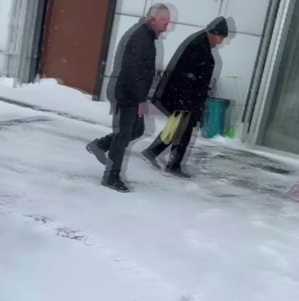 Gercüş’te hastalar için yollar küreklerle açıldı
Gercüş’te hastalar için yollar küreklerle açıldı