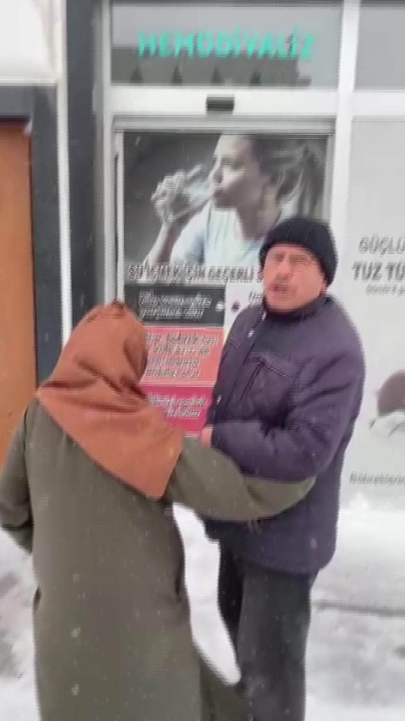 Gercüş’te hastalar için yollar küreklerle açıldı
Gercüş’te hastalar için yollar küreklerle açıldı